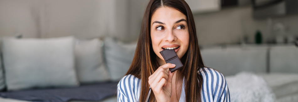 Schokolade hilft gegen Stress: Eine Tafel Schokolade liegt auf Holz