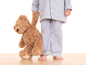Faschingskostüme selber machen: Eine Schlafmütze im Pyjama mit Teddybär
