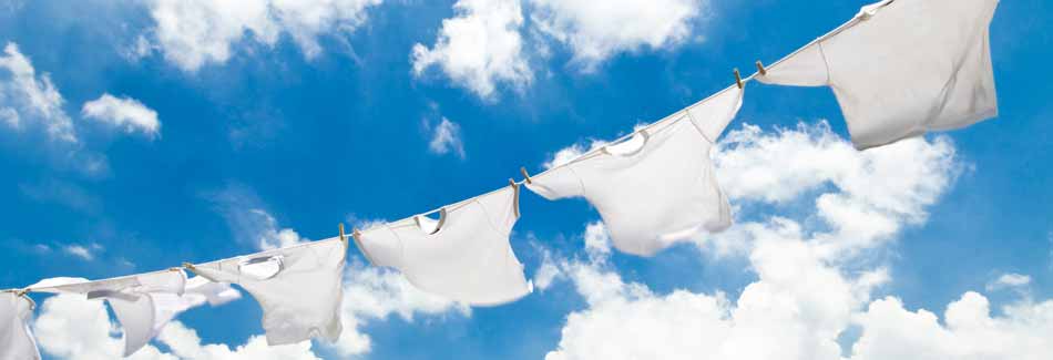 Feinwaschmittel: Gewaschene Wäsche hängt auf einer Leine im Freien