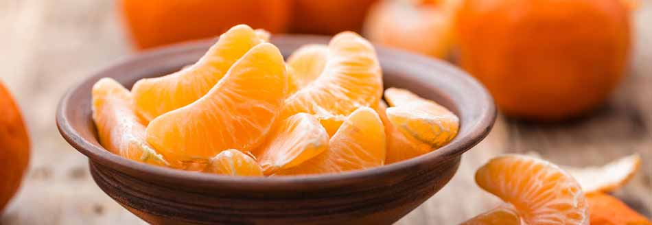 Mandarinen ohne Kerne: Eine geschälte Mandarine liegt in einer Schale