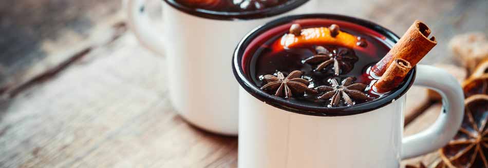 Rezept für Glühwein: Eine Tasse mit Glühwein