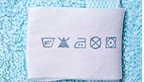 Waschsymbole auf einem Handtuch