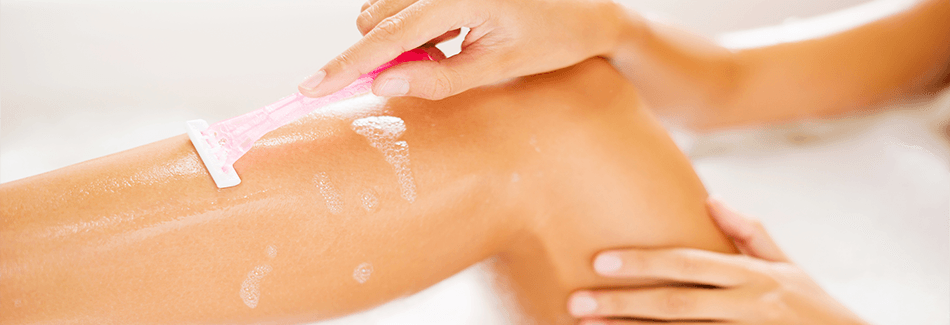 Alltagsmythen: Frau rasiert Beine in der Badewanne