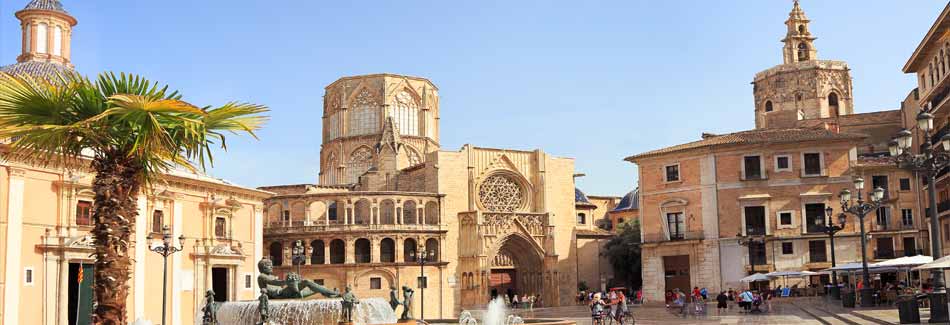 Städtereisen im Frühling: Plaza de la Virgen in Valencia