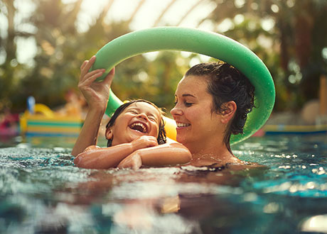 Familie sitzt in Wanderlandschaft und macht ein Foto von sich – Park Allgäu am Fuße der Alpen bietet Indoor- und Outdoor-Spaß