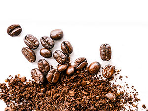 Hinderung Eisenaufnahme: Kaffeebohnen auf weißem Hintergrund