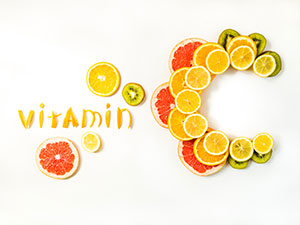 Eisenmangel: Vitamin C mit Zitronen dargestellt