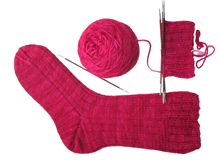 Socken stricken: Wolle, Socke und Stricknadeln 
