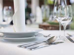 Tisch decken: Schön gedeckter Tisch mit der Position des Geschirrs und Bestecks