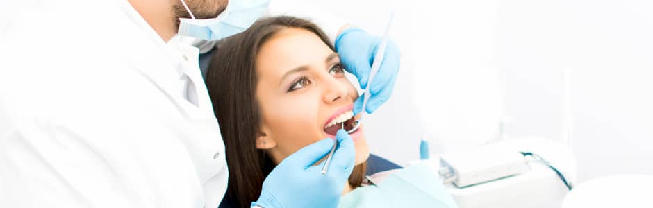 Weiße Zähne: Eine Frau wird beim Zahnarzt behandelt