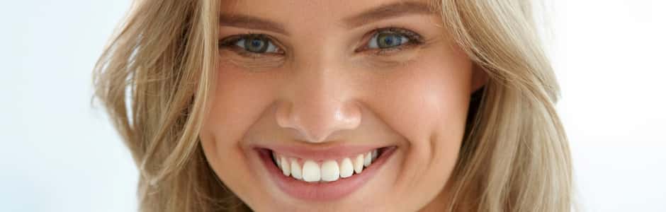 Eine lachende Frau hat weiße Zähne