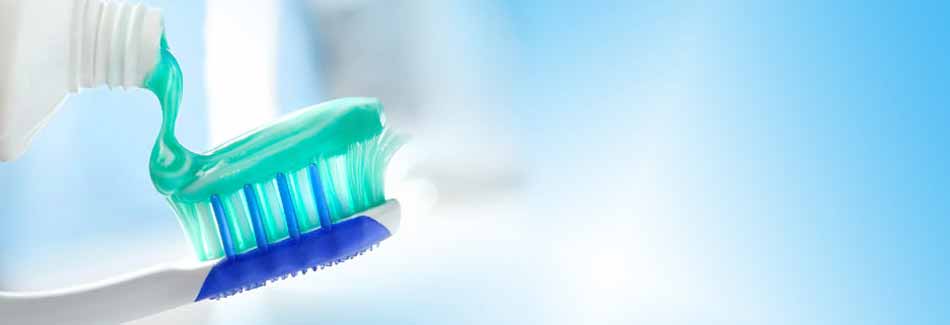 Die richtige Zahnpasta wird auf eine Zahnbürste gedrückt. Sie verhilft zur richtigen Zahnpflege