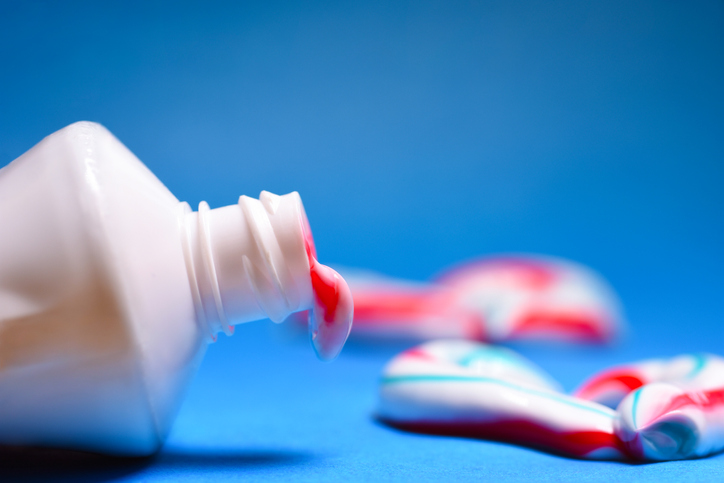 Richtige Zahnpasta: Es wird Zahnpasta aus der Tube gedrückt, doch was ist die richtige Zahnpasta Menge zum Zähneputzen?