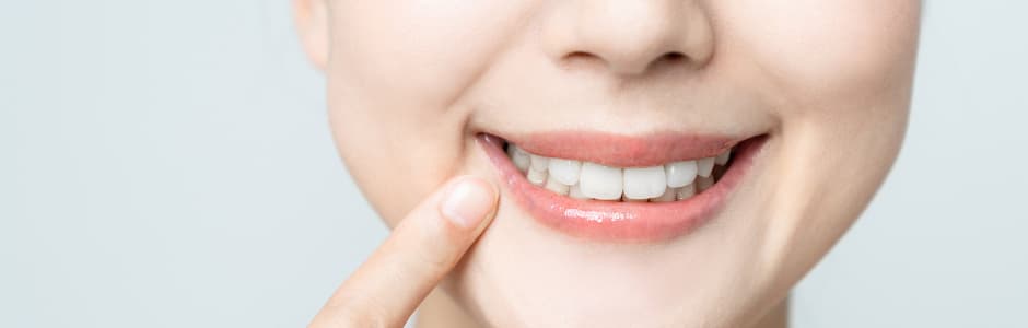 Durch Zahnpasta weiße Zähne? Man sieht ein strahlendes Lächeln dank der richtigen Zahnpflege.