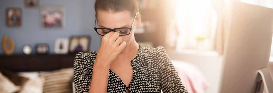 Eisenmangel: Symptome an den Augen, eine Frau fasst sich an die Augen
