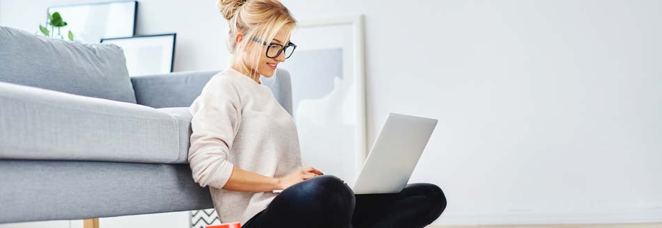 Eine junge Frau sitzt vor dem PC