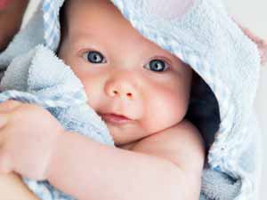 Eisenmangel beim Baby: Ein Säugling mit seiner Mutter