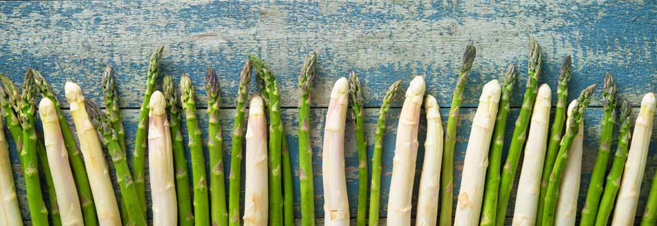 Spargel einfrieren: Grüner und weißer Spargel liegt lecker nebeneinander