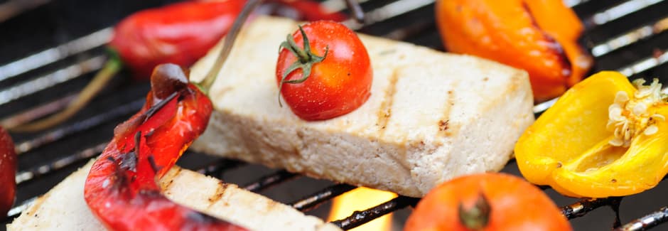 Tofu wird mit Tomaten und Paprika gegrillt: Es muss nicht immer Fleisch zum Grillen sein