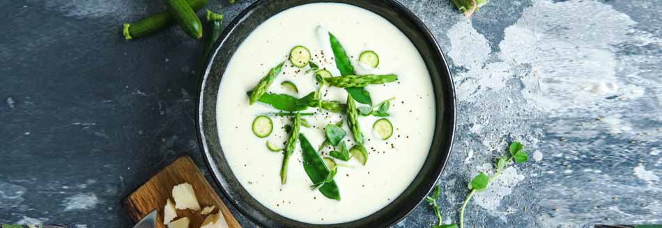 Blitzrezept: Spargelsuppe steht auf einem Tisch mit Zutaten