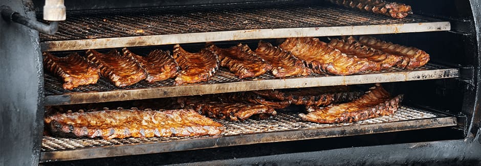 Ein Grilltyp für Profis: Ein Smoker Grill mit Spareribs