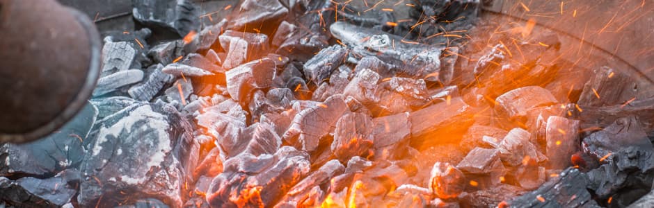 Grillanzünder: Kohlen werden durch einen Grillanzünder mit Gas zum brennen gebracht