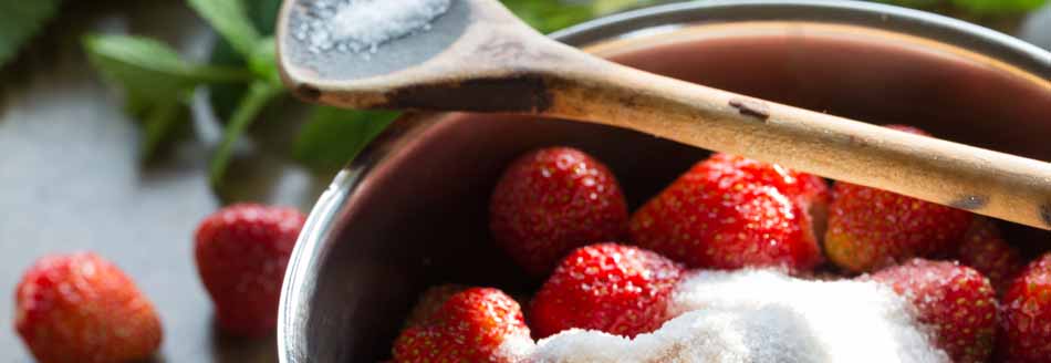 Marmelade kochen: Erdbeeren mit Gelierzucker in einem Topf