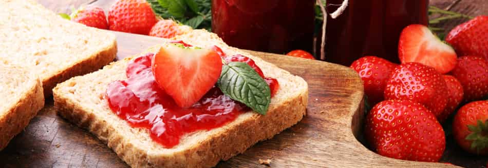 Marmelade kochen: Erdbeermarmelade auf Toast