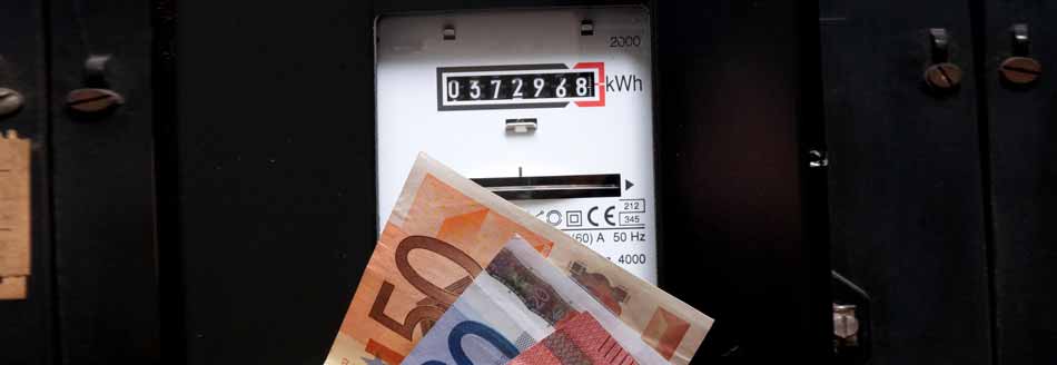 Stromfresser im Haushalt: ein Stromzähler mit Geldscheinen