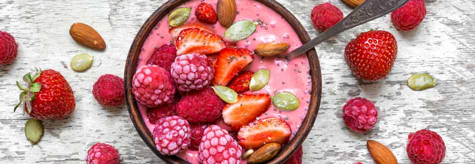 Frische und gefrorene Früchte in einem Smoothie