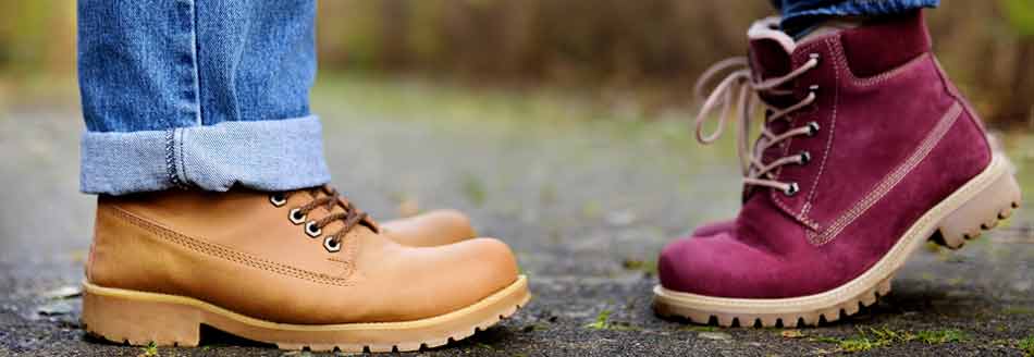 Miefende Schuhe: Ein Pärchen in Herbstschuhen steht sich gegenüber