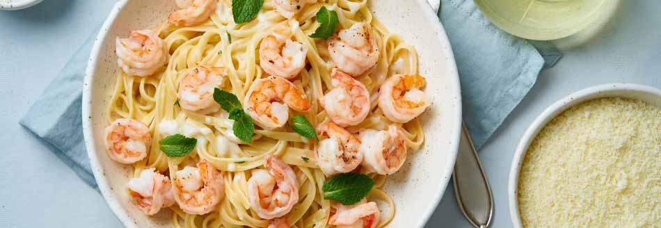 Pasta: Linguine mit Garnelen auf einem weißen Teller