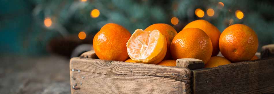 Mandarinen ohne Kerne: Früchte liegen in einem Holzkorb