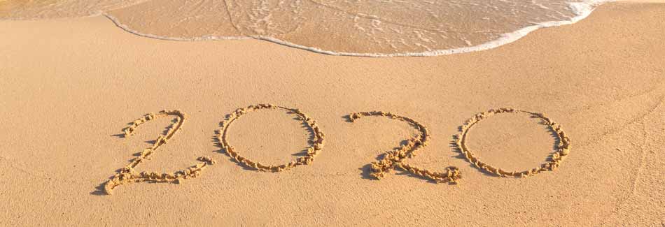 Ferien 2020: Ein Strand mit der Zahl 2020