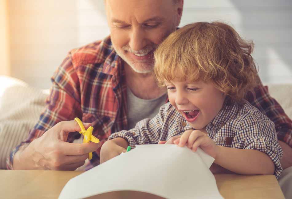 Basteln und Handarbeiten: Ein Mann bastelt mit einem Kind