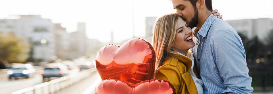 Valentinstag mit PAYBACK: Ein verliebtes junges Paar auf der Straße