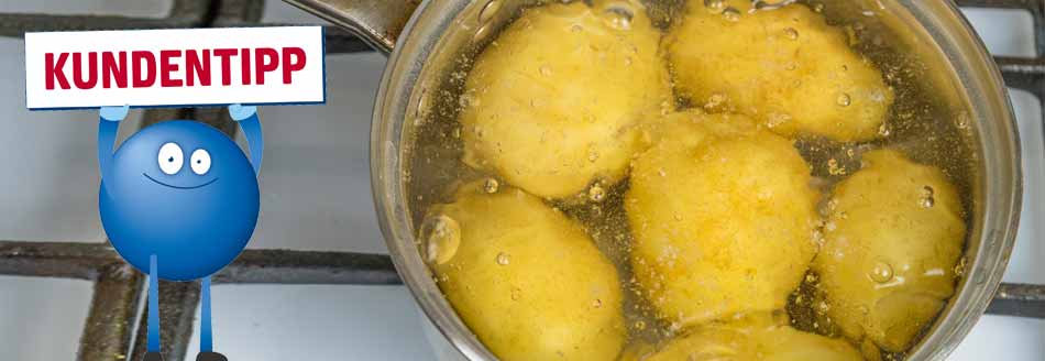Butter verhindert das Überkochen: Ein Topf mit Kartoffeln