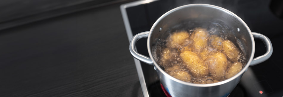 Butter verhindert das Überkochen: Ein Topf mit Kartoffeln