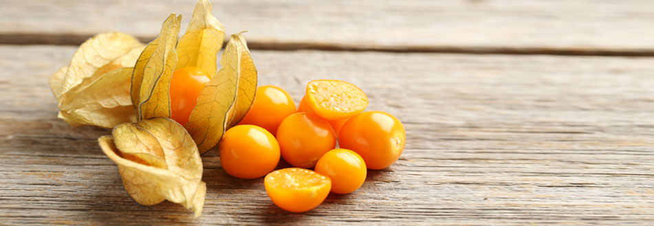 Physalis: Kapstachelbeeren liegen auf Holz