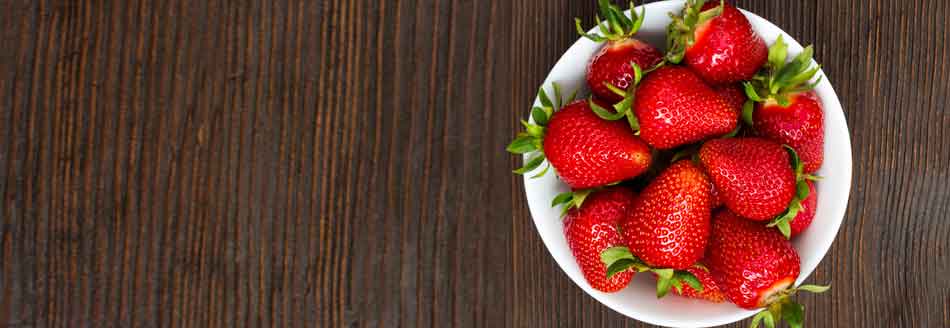 Darum ist die Erdbeere keine Beere: Einige Erdbeeren liegen in einer Schale