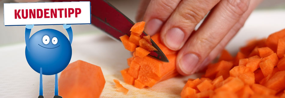 Verfärbtes Plastik: Jemand schneidet eine Karotte auf einem hellen Brett