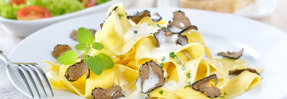 Pasta: Pappardelle zubereitet mit Sahneschaum und frisch gehobeltem Trüffel