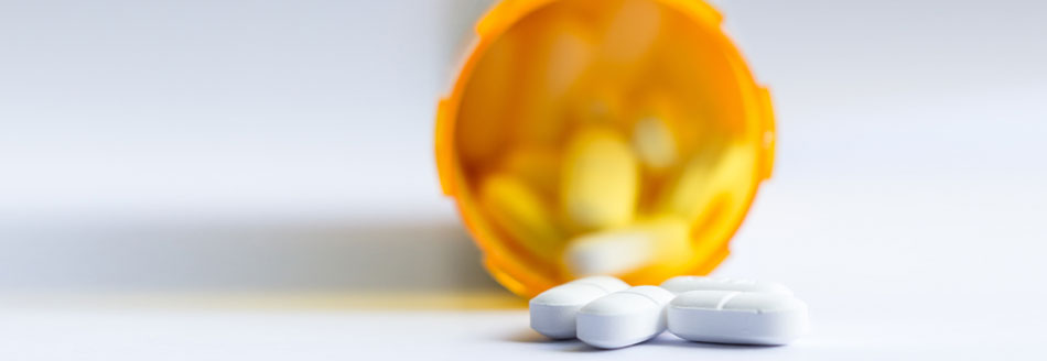 Darum gehören Medikamente nicht ins Bad: Ein Pillenröhrchen liegt auf dem Tisch