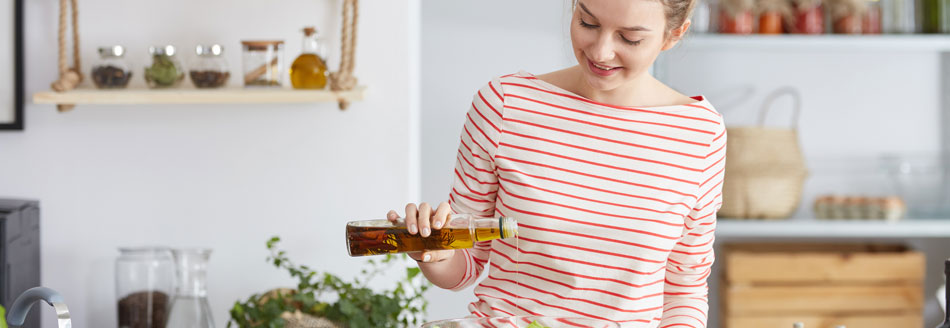 Darum gehört Olivenöl nicht in den Kühlschrank: Eine Frau nutzt Olivenöl