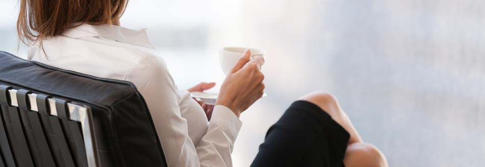 Verpflegungspauschale: Eine Frau trinkt auf einer Dienstreise Kaffee