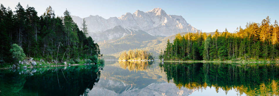 Der Eibsee in Bayern mit der Zugspitze