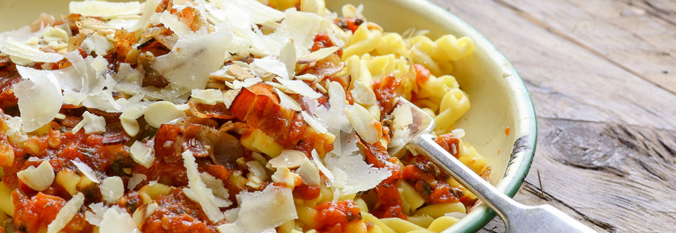 Gemelli mit Tomatensoße und Parmesan in einer Schale angerichtet