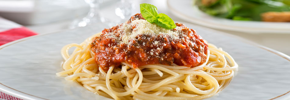 Herkunft der Nudel: Spaghetti Bolognese liegen auf einem Teller
