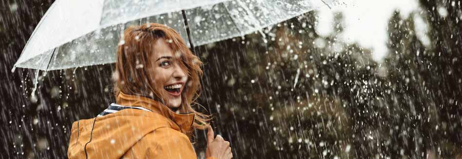 Das hilft wirklich gegen Frizz: Eine Frau läuft durch den Regen