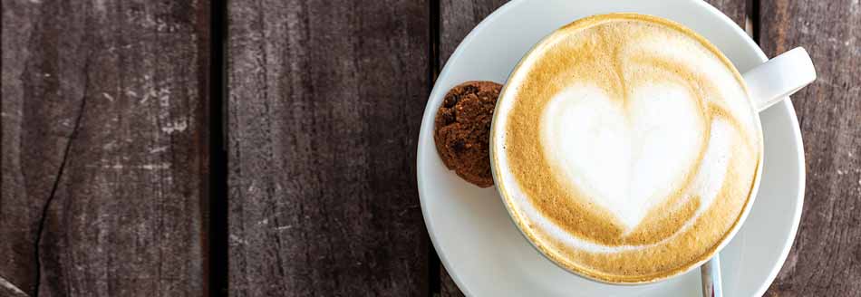 Eine Tasse Kaffee mit Milchschaum